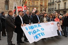El PSPV se concentra para exigir a Fabra que "pague"