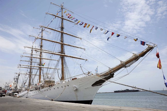 Fragata argentina Libertad fondeada en Ghana 