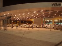 El PP plantea instar a la Junta a que evite que taxis de fuera de Málaga recojan a viajeros en el aeropuerto