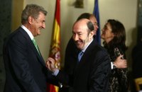 Rubalcaba dice que "Dios dirá" si se presenta a las primarias, tras recibir el aval de los 'barones' a su calendario