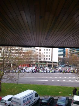 Manifestación de la 'marea blanca' a su paso por la Castellana