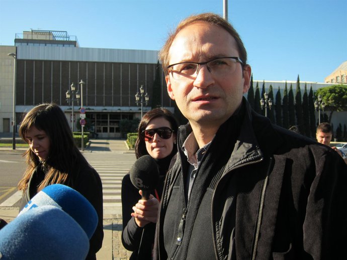 Joan Herrera ante el Palau de Congressos de Barcelona