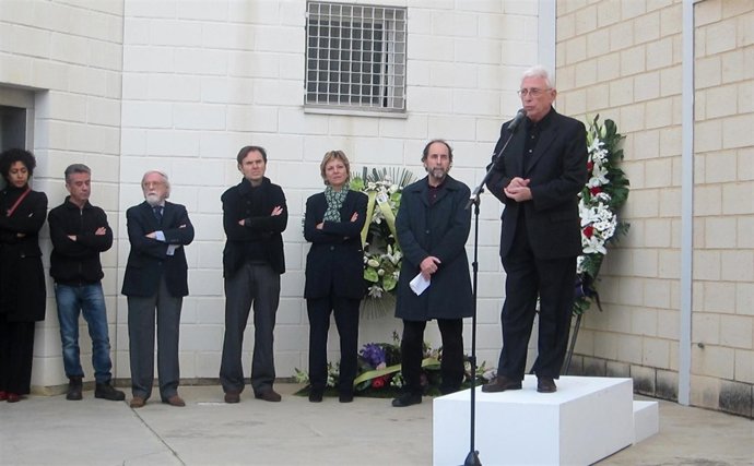 El cantautor Raimon dedica unas palabras en presencia de los hijos de Alfaro