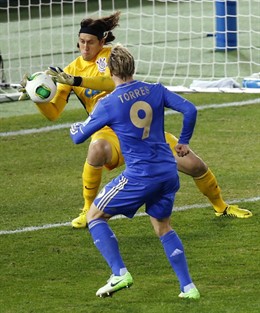 Cassio, del Corinthians, le detiene un disparo a Fernando Torres