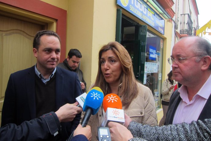 Susana Díaz en declaraciones a los medios con los alcaldes de Valencina y Gines