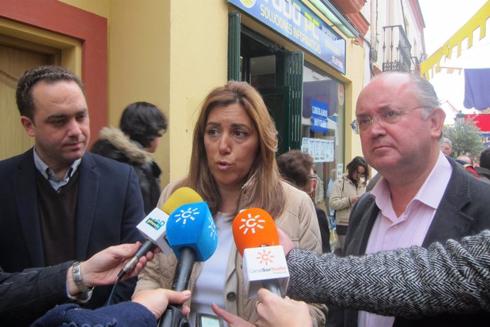 Susana Díaz atiende a los medios con el alcalde de Valencina y Gines