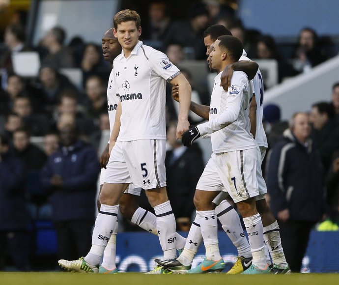 Jan Vertonghen celebra un gol del Tottenham ante el Swansea