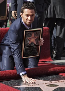 Hugh Jackman con su estrella en el Paseo de la Fama
