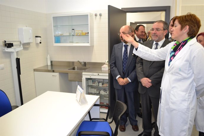 J.Reñé visita las instalaciones del centro médico de Rosselló
