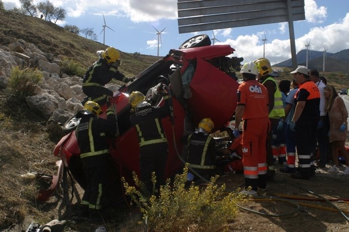 Efectivos del CPB de Málaga actúan en un accidente de tráfico