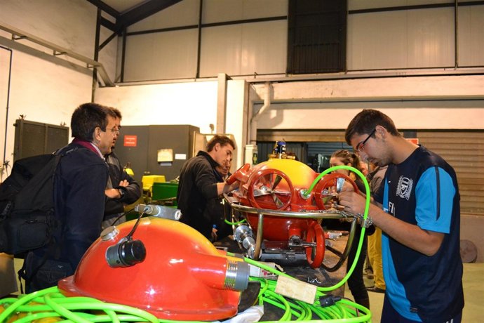 Estudiantes del CIFP Hespérides, el pasado jueves, en el Laboratorio de Vehículo