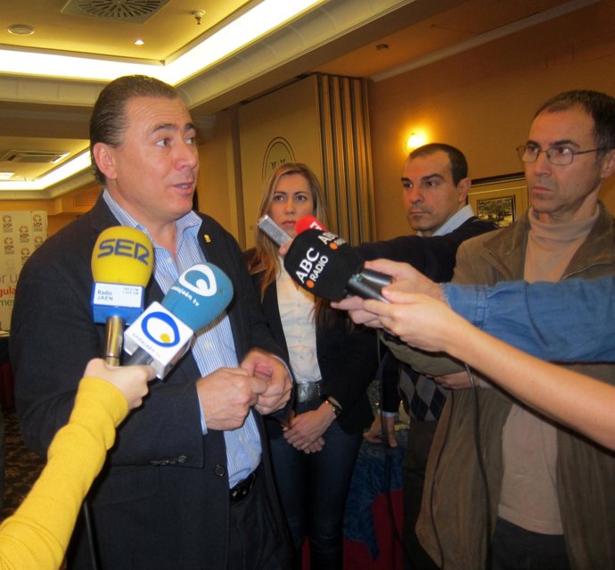 El secretario general de UPA-A, Agustín Rodríguez, atiende a los medios.