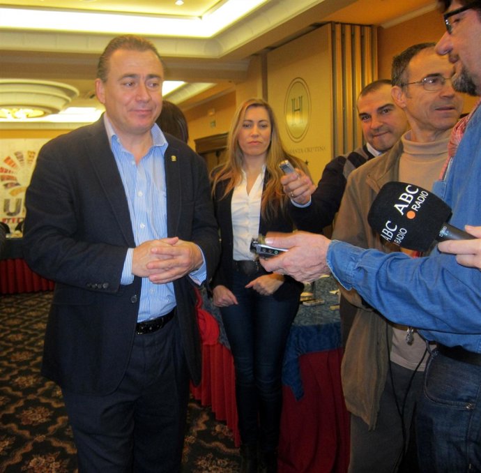 El secretario general de UPA-Jaén, Agustín Rodríguez, atiende a los medios.