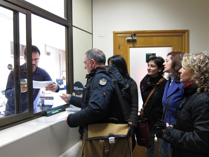 Los representantes sindicales entregan las firmas en la Consejería de Salud