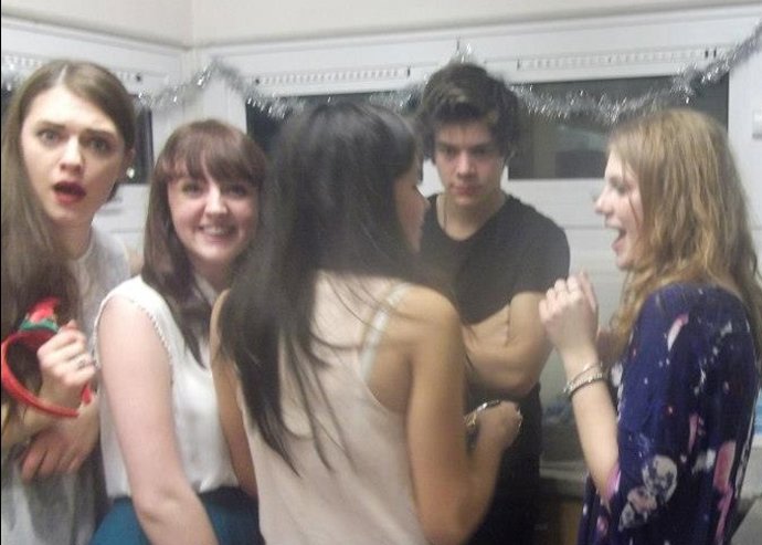 Harry Styles con amigas