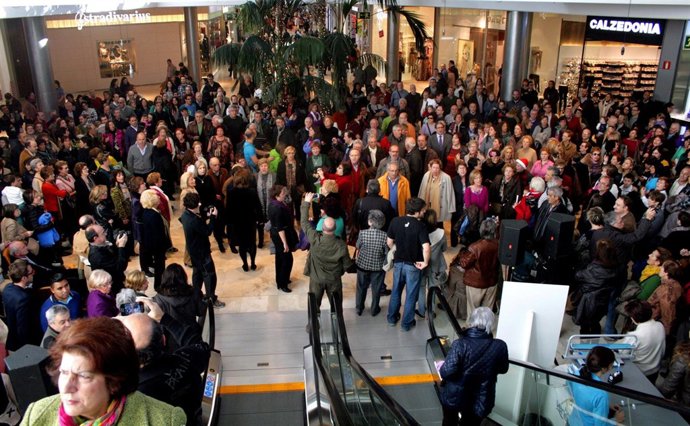 El maratón "12 horas de escalada" reúne a cientos de aficionados en Puerto Venec