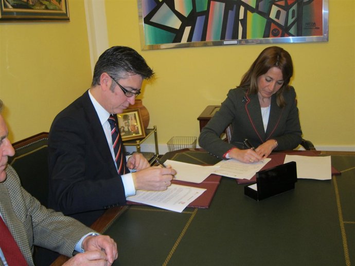 Firma Del Convenio Entre El Ayto De Cáceres Y La Caixa