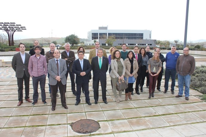 Reyes junto a responsables de empresas ubicadas en Geolit.