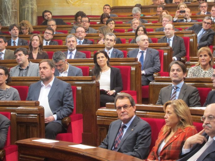 Diputados en el Parlament, con A.Mas y O.Junqueras en primer plano