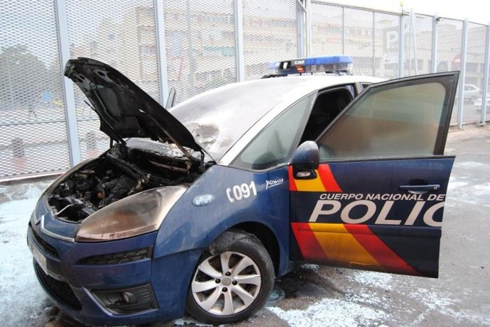 Imagen de uno de los vehículos de la Policía Nacional afectados