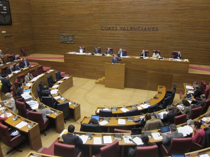 Pleno de las Corts, con José Marí en la tribuna de oradores.