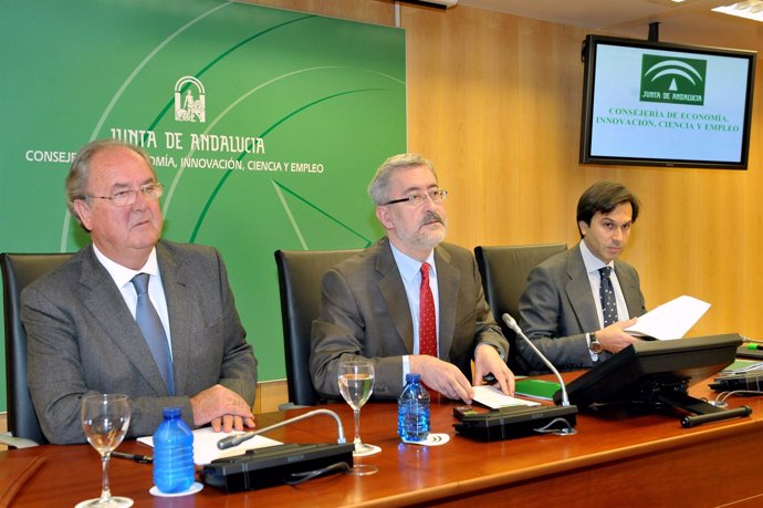Mariano Barroso, Antonio Ávila y Juan María González, hoy en rueda de prensa.