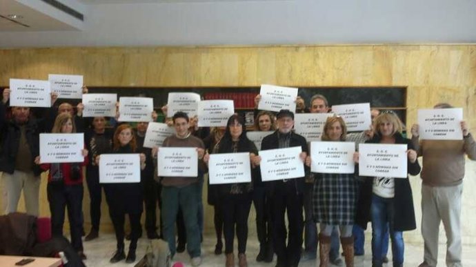 Encierro de los trabajadores de La Línea en Torretriana convocado por UGT 