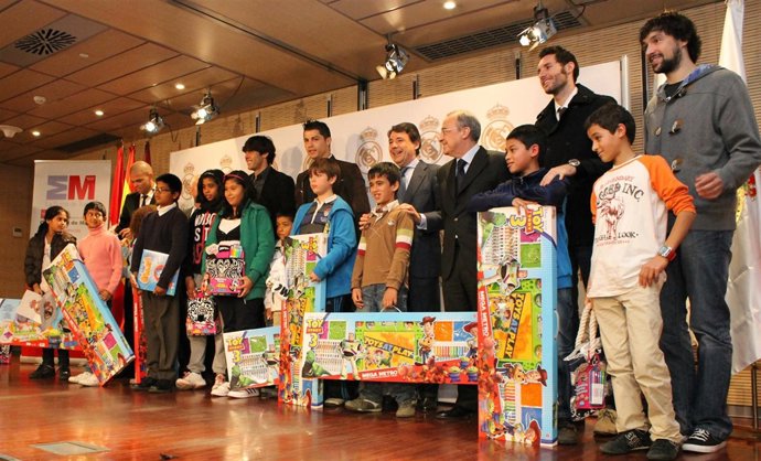 Fundación Real Madrid entrega de juguetes Ronaldo Pepe Kaká Rudy Llull