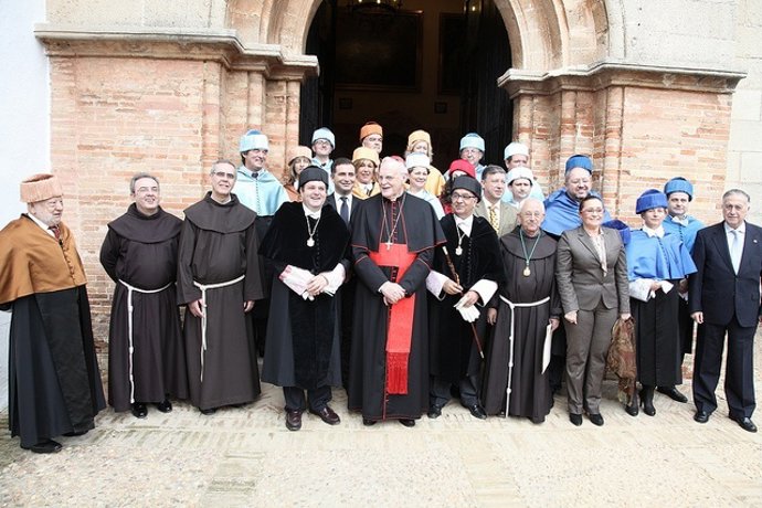 Foto de los asistentes al acto de entrega de la Medalla de Oro de la UNIA. 