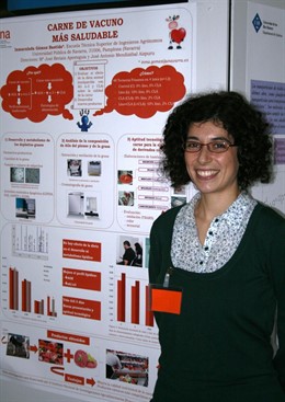 Inmaculada Gómez posa junto al póster premiado.