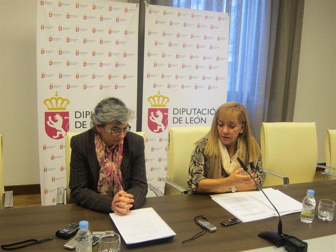 Ana González y la presidenta de la Diputación de León, Isabel Carrasco.