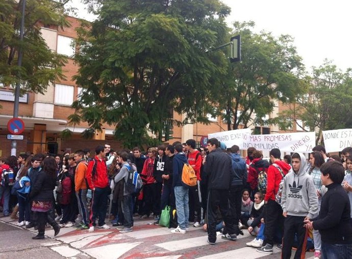 Concentración a las puestar del IES V Centenario