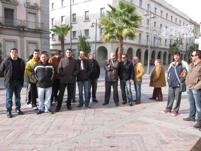 Trabajadores de Emtusa ante la puerta del Consistorio. 