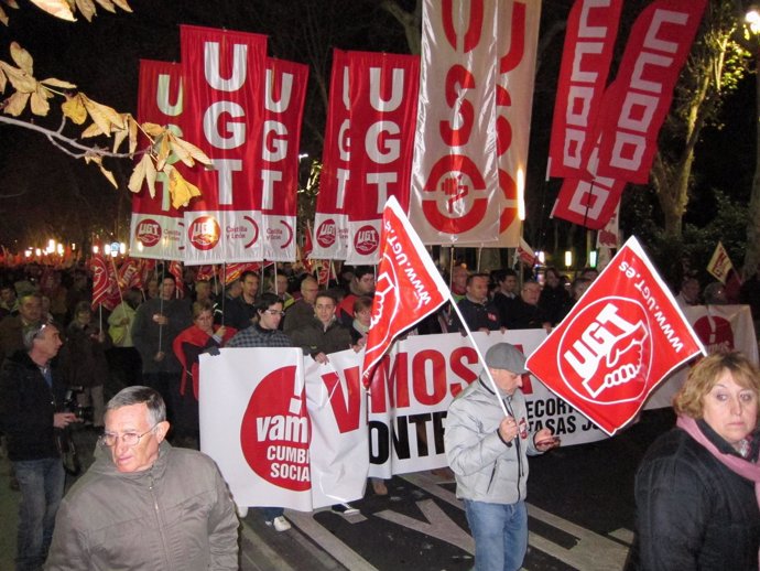 Manifestantes a su paso por la acera de Recoletos de Valladolid.