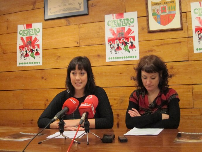 Carmen Azpillaga y Miren García presentan los actos de Olentzero.