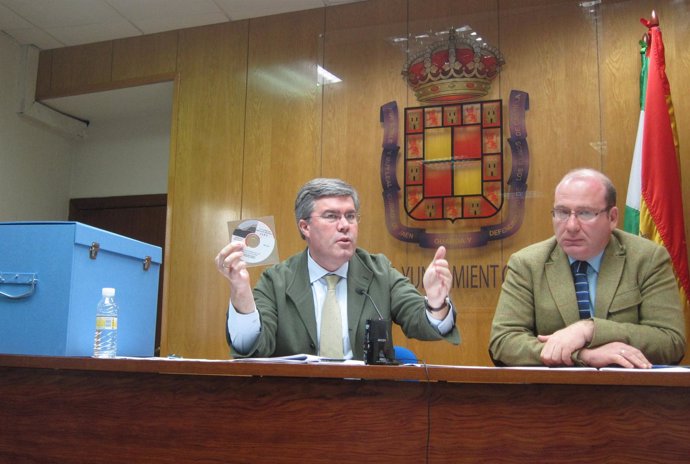 Fernández de Moya y Márquez con la documentación del futuro PGOU en papel y CD.