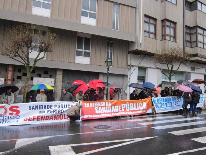 Protesta de SOS Sanidade Pública frente al Parlamento gallego