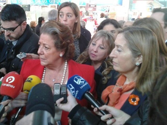 Barberá y Pastor atendiendo a los medios en el Mercado Central