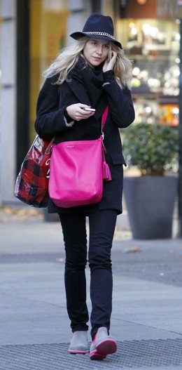 María León de camino a su trabajo