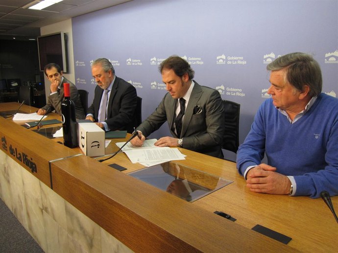 Firma del convenio entre la Consejería de Salud y Bodegas Perica