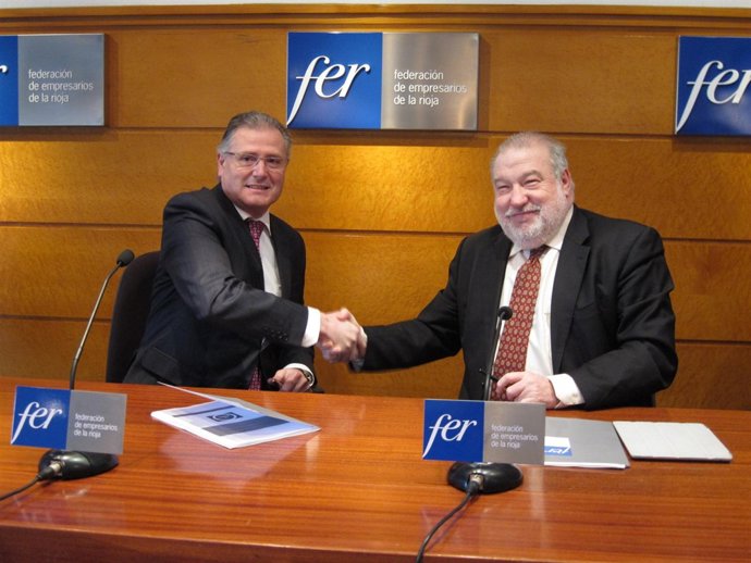 Operé, a la derecha, tras firmar el convenio con Caja Rural de Navarra