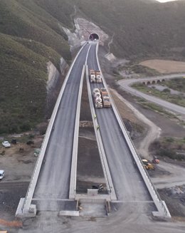 Operarios en la prueba de carga estática del viaducto del AVE en Sorbas