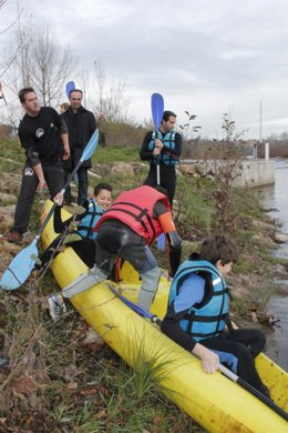 Descenso en canoa de escolares por el río Besaya