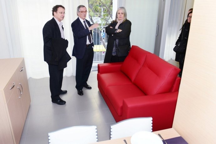 Trias y la concejal Maite Fandos en uno de los pisos de alojamiento temporal