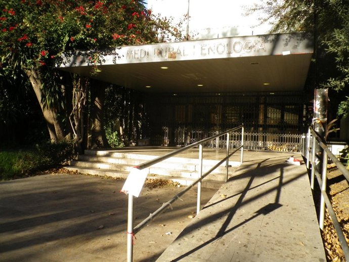 Fachada de la antigua escuela de Agrícolas