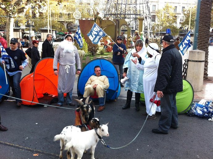 Participantes en el belén de protesta para exigir parte de la paga de Navidad.