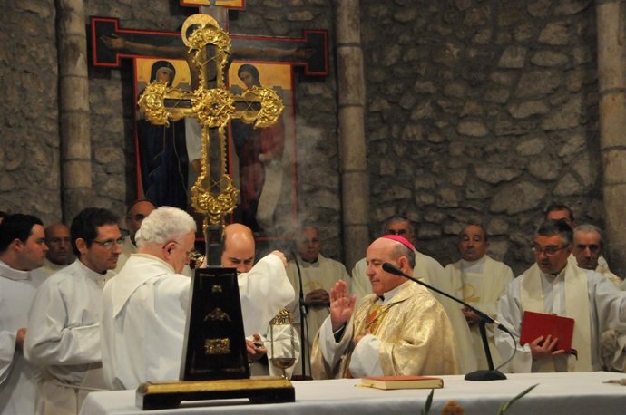 El obispo oficia una misa en Santo Toribio de Liébana                     