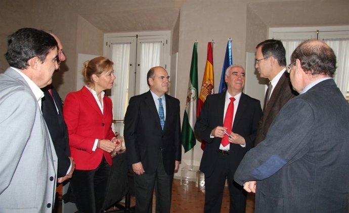 El consejero de Cultura y Deporte, Luciano Alonso, con directivos de Cepsa. 