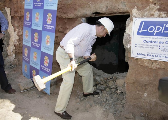 El alcalde, en el inicio de las obras del Mesón Gitano