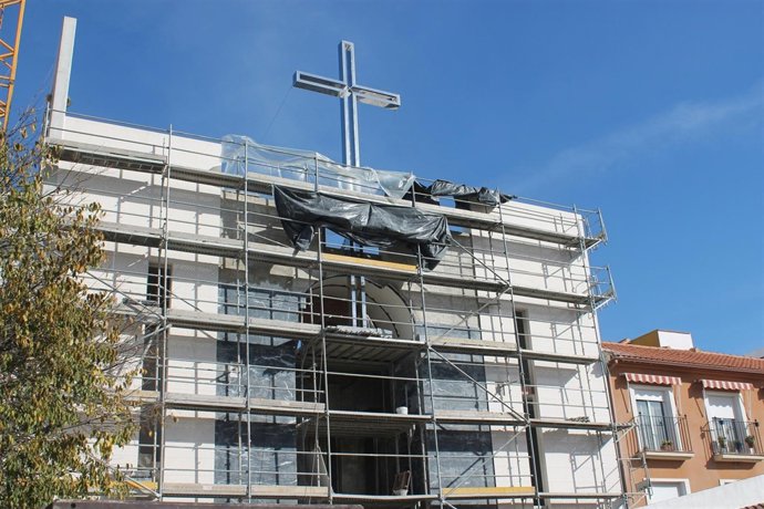 Fachada de la nueva iglesia en la última fase de obras